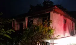 Adana'da bir ev çıkan yangında hasar gördü