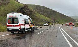 Ağrı'da hafif ticari araç ile minibüs çarpıştı: 2 ölü, 5 yaralı