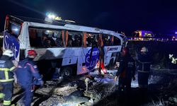 Aksaray'da yolcu otobüsü devrildi: 2 kişi yaşamını yitirdi, 34 kişi yaralandı
