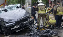 Ankara'da otomobil direğe çarptı: 1 kişi öldü, 4 kişi yaralandı