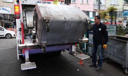 CHP'li Giresun Belediye Başkanı Köse, 1 Mayıs'ta işçilerle çöp topladı