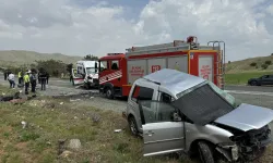 Elazığ'da ambulans ile ticari araç çarpıştı: 1'i ağır 6 yaralı
