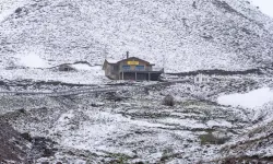 Erzurum'un yüksek kesimlerinde kar ve sis etkili oldu