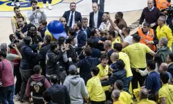 Fenerbahçe Beko maçının ardından büyük kavga! Taraftar sahaya girdi