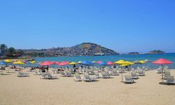 Kuşadası'nın halk plajlarında şemsiye ve şezlonglar artık ücretsiz
