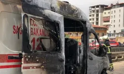 Hasta taşıyan ambulans alev alev yandı