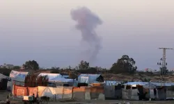 İşgalci İsrail'in Refah kentinde bir eve düzenlediği hava saldırısında 2 sivil öldü