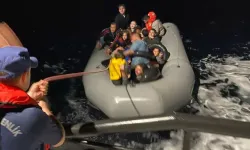 İzmir açıklarında botları arızalanan 26 düzensiz göçmen kurtarıldı