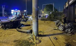 Beton elektrik direğine çarpan otomobil ikiye bölündü! Sürücü öldü, 1 yaralı!