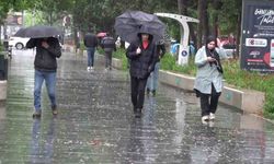 Kocaeli'de rüzgar denizi taşırdı, yağmur trafiği felç etti