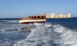 Mersin'de fırtınada gezi teknesi karaya oturdu
