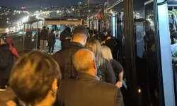 Metrobüsten dumanlar yükseldi! Yolcular tahliye edildi