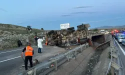 Sivas'ta kamyon bariyerlere çarpıp devrildi: 1 ölü, 2 yaralı