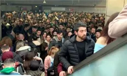 Yürümeyen merdiven! Metrobüs durağında arızalanan yürüyen merdiveni izdihama dönüştü