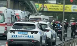 Zeytinburnu'nda motosikletli polis ekibi taksiye çarptı: 2 polis yaralı