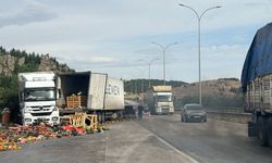 Afyonkarahisar'da yolcu otobüsü ile TIR çarpıştı: 14 yaralı