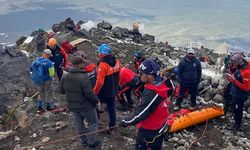 Ağrı Dağı’nda hayatını kaybeden İranlı dağcının cansız bedeni dağdan indirildi