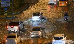 Ankara yağışlara teslim! Cadde ve sokaklar taştı trafik durdu