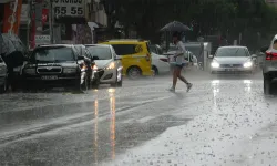 Antalya'da hava sıcaklığı 15 dakikada 16 derece birden düştü, kum fırtınası çıktı, ağaçlar devrildi