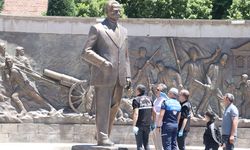 Atatürk Anıtı'na büyük saygısızlık! Baltalı saldırganlar gözaltında