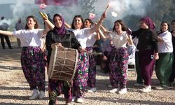 Köylü kadınlar, altın madenine tepkilerini altınlarını çıkararak gösterdi