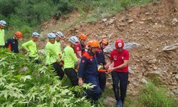 Şelale kanyonunda mahsur kalan anne kız kurtarıldı