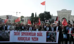 Avukatlar cübbeleri ile Gazze'de çocuk ve kadın katliamını protesto için yürüdü