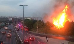 Bakırköy E-5 kenarı Atatürk Havalimanı bölümünde yangın çıktı! Yol trafiğe kapatıldı