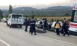 Burdur'da iki otomobil kafa kafaya çarpıştı: 1 ölü, 9 yaralı