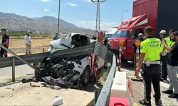 Elazığ'da otomobil ile kamyon çarpıştı: 4 yaralı