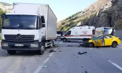 Erzincan'da otomobil park halindeki kamyona çarptı: 2 ölü