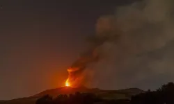 Etna Yanardağı yine aktifleşti: Küller 5 kilometre yükseğe ulaştı