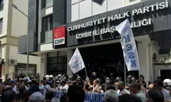 İzmir'de iş bırakan memurlar CHP İl Başkanlığına yürüdü