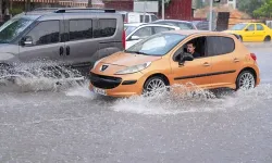 İzmir'i sağanak vurdu! Yollar göle döndü, trafik durma noktasına geldi