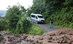 Trabzon’da sel ve heyelan: Sürücüler trafikte zor anlar yaşadı