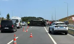 Arnavutköy'de devrilen minibüs trafiği felç etti