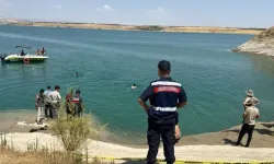 Baraj gölüne giren 2 kardeşten biri hayatını kaybetti