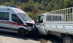 Bursa'da feci kaza! 2 ambulans kamyonet ile çarpıştı: 7 kişi yaralandı