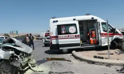 Kayseri'de ambulans ile otomobilin çarpışması sonucu 6 kişi yaralandı