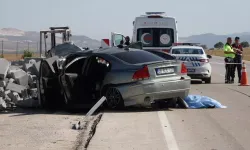 Korkunç kaza: Otomobil bordür taşı yığınına çarptı: 2 ölü, 1 yaralı