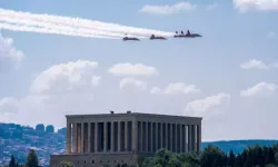 Türk Yıldızları'ndan Anıtkabir saygı uçuşu