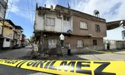 Adana'da fırtına nedeniyle bir evin damı ve balkonu kısmen yıkıldı