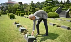 Bakan Uraloğlu'ndan Güney Kore'deki şehit mezarlığına ziyaret