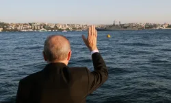 Cumhurbaşkanı Erdoğan, Dolmabahçe Ofisi'nden Fatih fırkateynini selamladı