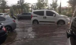 Diyarbakır'da sağanak: Cadde ve sokaklar göle döndü