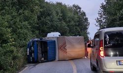 Kamyonet yan yattı, 8 kişi yaralandı