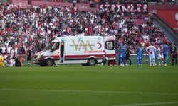 Süper Lig maçında korku dolu anlar: Ambulansla hastaneye kaldırıldı!