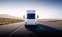 Elektrikli Tesla Semi, yanarak kül oldu: Söndürmek için harcanan su miktarı dudak uçuklattı!