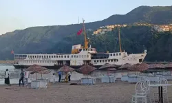 Amasra'da çapası hasar gören restoran vapur karaya oturdu