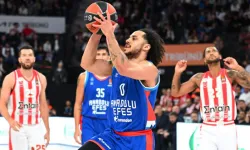 Anadolu Efes evinde 15 sayıdan geri döndü